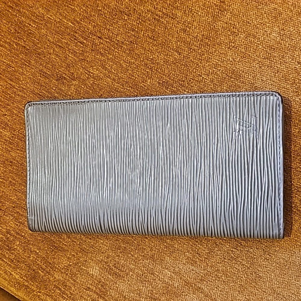 Authentic Louis Vuitton EPI Bifold long wallet